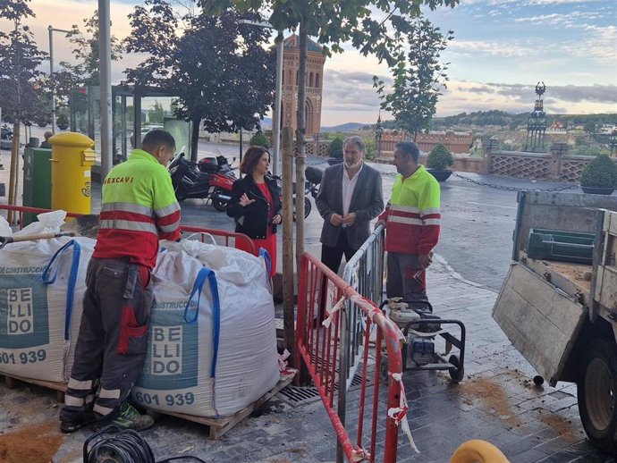 La alcaldesa Buj  y el concejal de Infraestructuras Cruzado durante su visita a las obras en el inicio del Paseo del Óvalo.