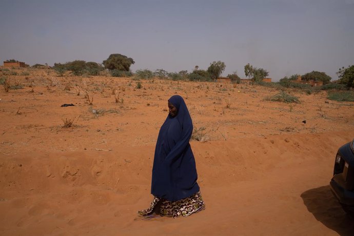 Archivo - Una mujer con velo en la aldea de Ganguel, a 11 de enero de 2023, en Ganguel, Sokoto, Níger (África). Durante su visita a la aldea de Ganguel, Albares ha visitado el proyecto de cooperación huerto periurbano, que se dedica a la producción y come