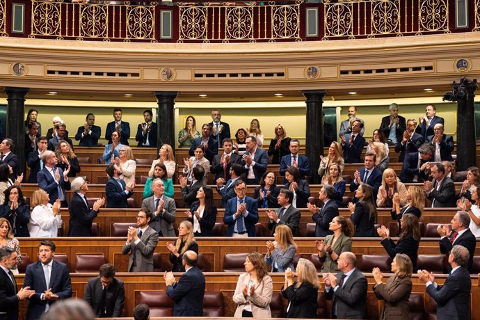 Aplausos tras la aprobación de la Ley ELA durante una sesión plenaria, en el Congreso de los Diputados, a 10 de octubre de 2024, en Madrid (España). El Pleno del Congreso debate y vota el dictamen aprobado por la Comisión de Derechos Sociales y Consumo y 