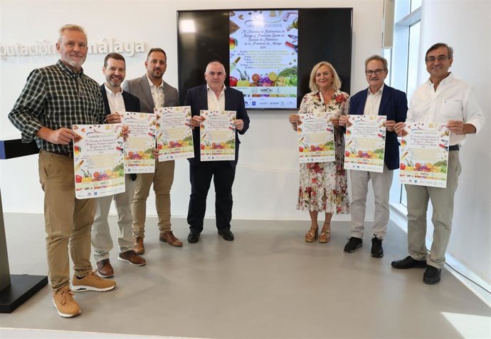 El vicepresidente de Gestión Económica Administrativa de la Diputación de Málaga, Manuel Marmolejo, y el presidente de La Carta Malacitana, Antonio Carrillo, han dado a conocer la iniciativa junto a otors representantes de la iniciativa.