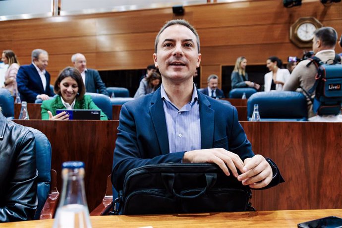 El portavoz del PSOE en la Asamblea, Juan Lobato, durante un pleno en la Asamblea de Madrid, a 10 de octubre de 2024