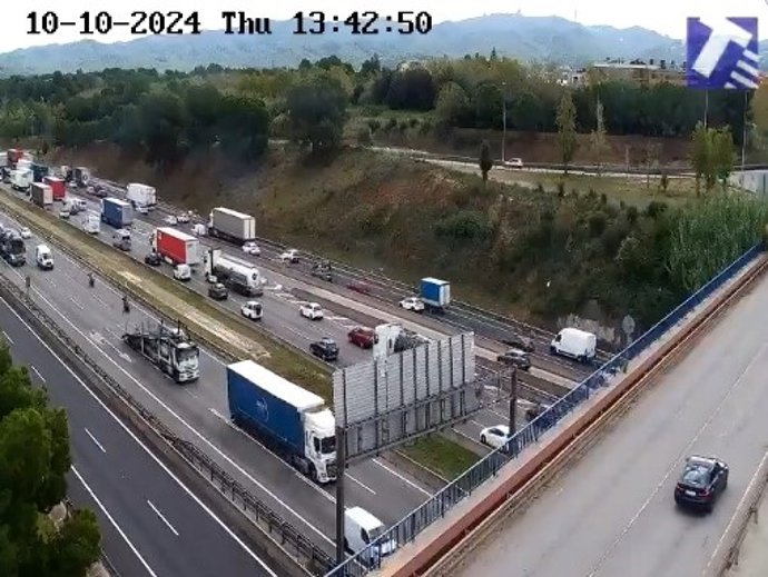 Restablecida la circulación en Cerdanyola del Vallès (Barcelona) tras el incendio de un camión de madrugada