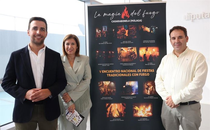 El diputado provincial José Santaolalla, junto a la delegada de Turismo, Cultura y Deportes de la Junta de Andalucía en Málaga, Gemma del Corral y el alcalde de Casarabonela, Antonio Campos.