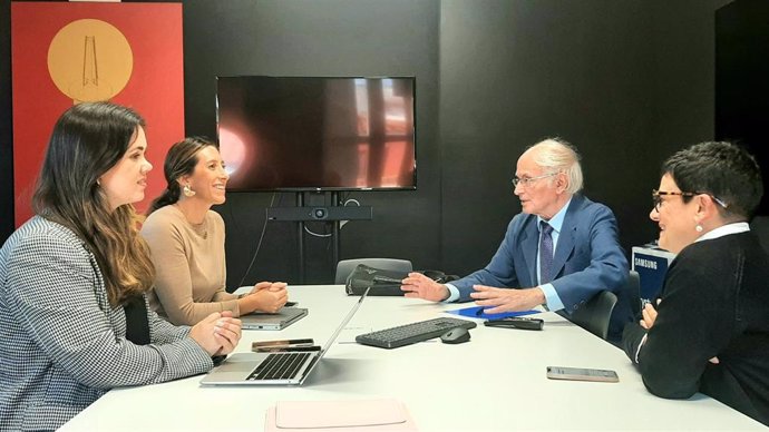 Reunión de la concejala de Economía, Empleo, Turismo e Innovación, Ángela Pumariega, con el director de la cátedra de Ciberseguridad de la Universidad de Oviedo, Santos González, y la directora de Operaciones de la empresa Castroalonso, Cristina Fdez.