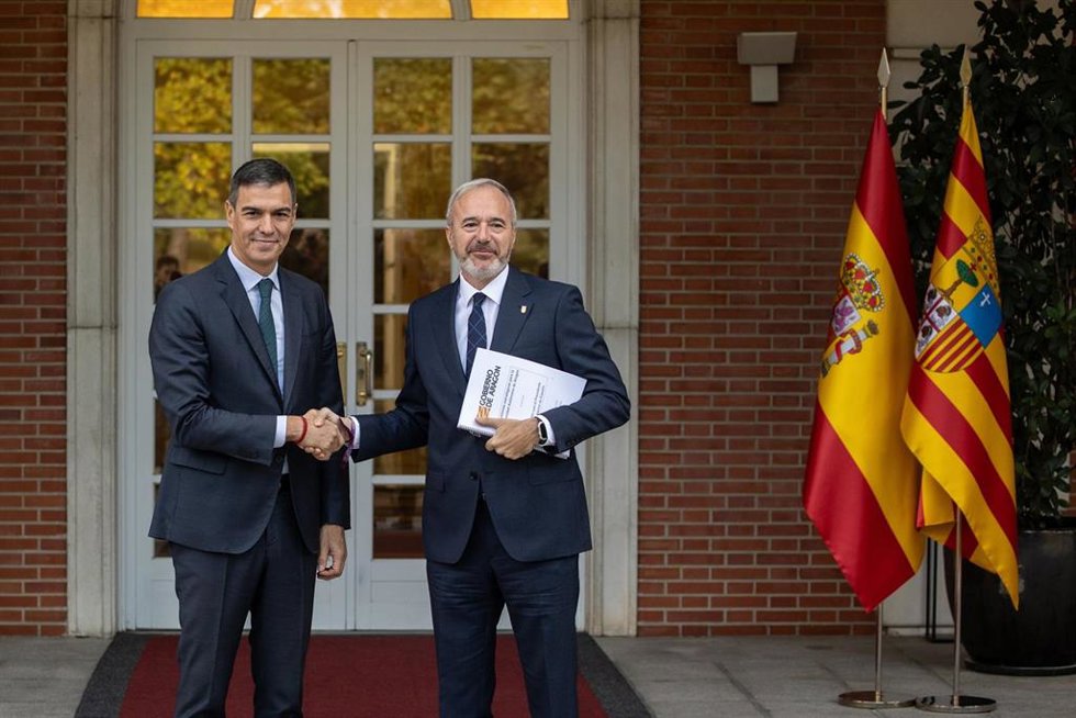 El presidente del Gobierno, Pedro Sánchez (i), durante su reunión con el presidente de Aragón, Jorge Azcón (d), en el Complejo de La Moncloa, a 10 de octubre de 2024, en Madrid (España). El objetivo de la ronda de reuniones del presidente del Gobierno c