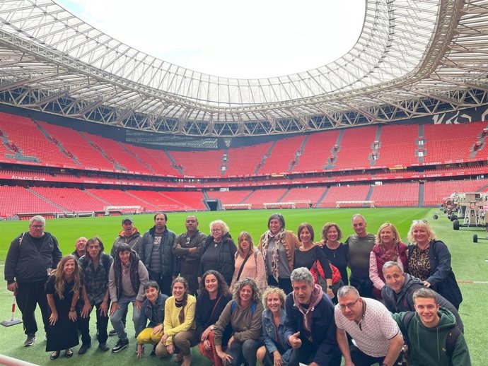 Participantes en el acto simbólico en San Mamés para crear conciencia sobre los problemas de salud mental.