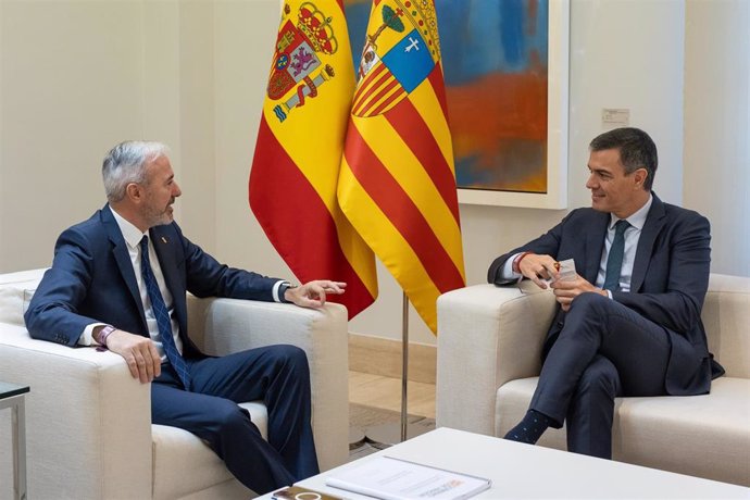 El presidente del Gobierno, Pedro Sánchez (d), durante su reunión con el presidente de Aragón, Jorge Azcón (i), en el Complejo de La Moncloa, a 10 de octubre de 2024, en Madrid (España). El objetivo de la ronda de reuniones del presidente del Gobierno con