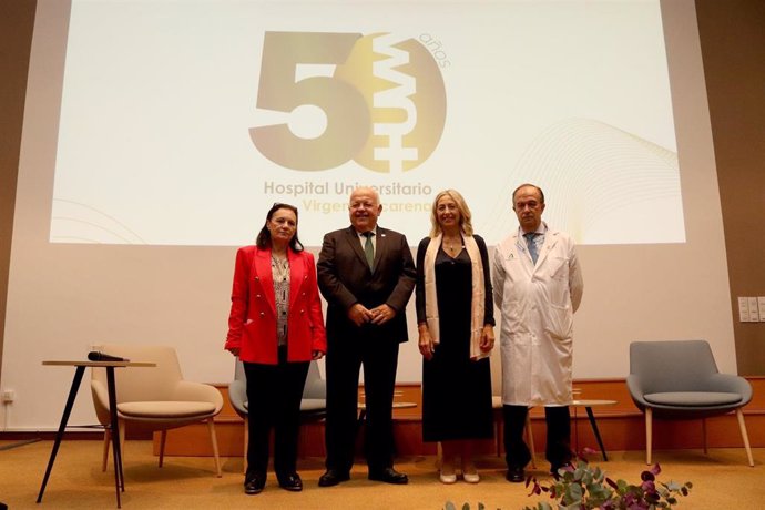 La consejera de Salud y Consumo, Rocío Hernández; el presidente del Parlamento de Andalucía, Jesús Aguirre y, la delegada del rector de la Universidad de Sevilla para Asuntos Sanitarios, Rafaela Caballero, en el 50 aniversario del Macarena.