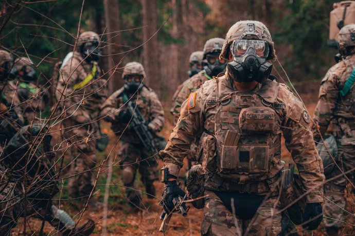 Archivo - February 19, 2020, Bemowo Piskie, Poland: U.S. Soldier, assigned to the Iron Troop conducts a chemical weapons response during training in support of NATO enhanced Forward Presence Battle Group Poland February 19, 2020 in Bemowo Piskie, Poland. 