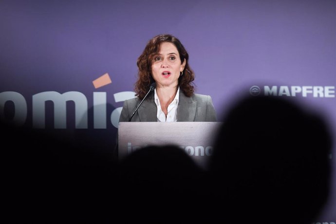 La presidenta de la Comunidad de Madrid, Isabel Díaz Ayuso, interviene durante el acto de conmemoración del 30º aniversario de Radio Intereconomía, en el Teatro Real, a 4 de octubre de 2024, en Madrid (España). 