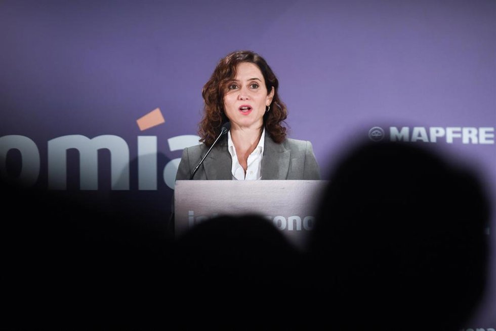 La presidenta de la Comunidad de Madrid, Isabel Díaz Ayuso, interviene durante el acto de conmemoración del 30 aniversario de Radio Intereconomía, en el Teatro Real, a 4 de octubre de 2024, en Madrid (España). 