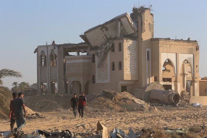 Archivo - Imagen de archivo de un bombardeo contra el barrio gazatí de Deir el Balá.