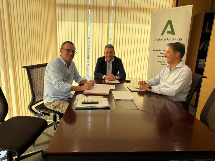 El delegado de Agricultura, Pesca, Agua y Desarrollo Rural en Huelva, Álvaro Burgos, en su encuentro con representantes de la Asociación El Burrito Feliz.