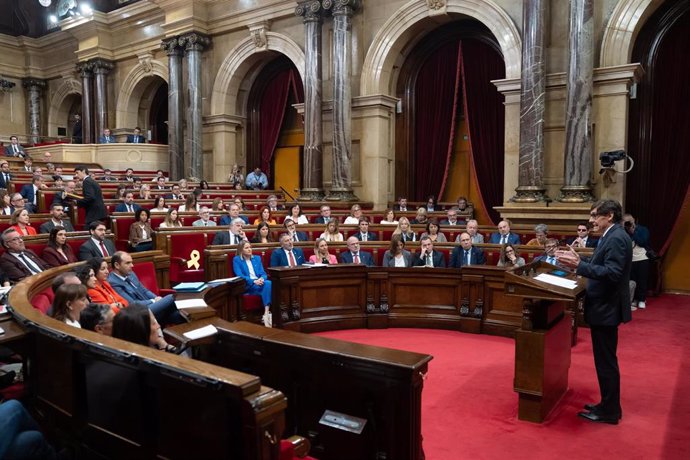 El presidente de la Generalitat de Catalunya, Salvador Illa, interviene durante un debate de Política General en el Parlament de Catalunya, a 9 de octubre de 2024, en Barcelona, Catalunya (España). Este miércoles continúa en el Parlament de Catalunya el P