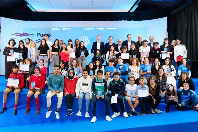 Rueda junto a los ganadores del concurso.