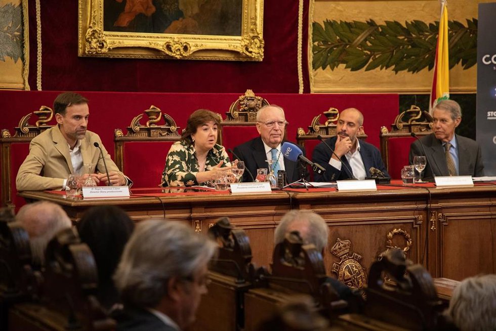 (I-D) El director de la película, Regis Francisco López, la presidenta interina de RTVE, Concepción Cascajosa, el presidente de la Real Academia Nacional de Medicina, Eduardo Díaz-Rubio, el director de Cine y Ficción de RTVE, José Pastor y el descendien