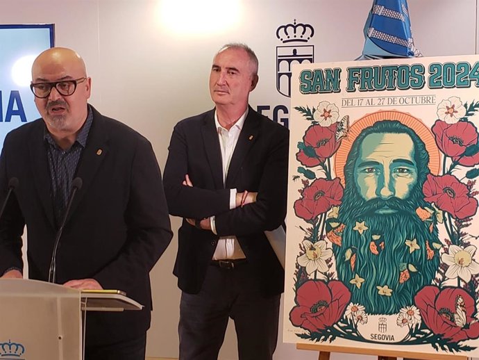El concejal de Cultura, Juan Carlos Monroy, explica el concepto del cartel de San Frutos, en presencia del alcalde, José Mazarías.