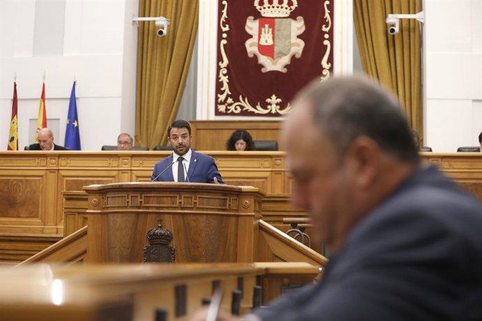 El diputado de Vox, Iván Sánchez, se dirige al consejero de Agricultura, Julián Martínez Lizán, en el pleno de las Cortes