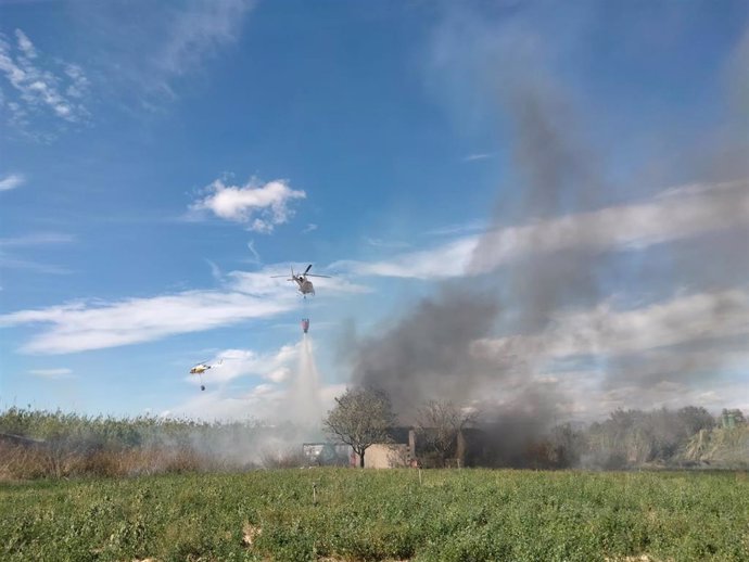 Medios combaten el fuego.