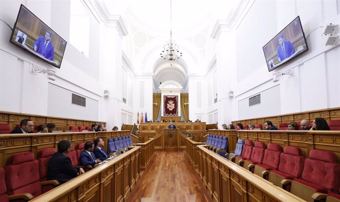 El consejero de Fomento, Nacho Hernando, interviene en el pleno de las Cortes.