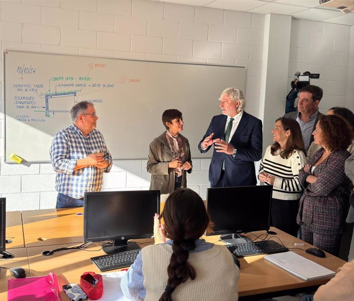 El secretario xeral del PSdeG, José Ramón Gómez Besteiro, junto a la ministra de Vivienda, Isabel Rodríguez, en una visita a A Coruña