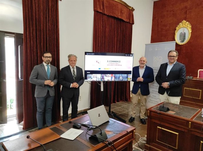 El presidente de la Diputación de Córdoba, Salvador Fuentes (segundo por la dcha.), con Romero, Cañete y Bados en la presentación del proyecto.
