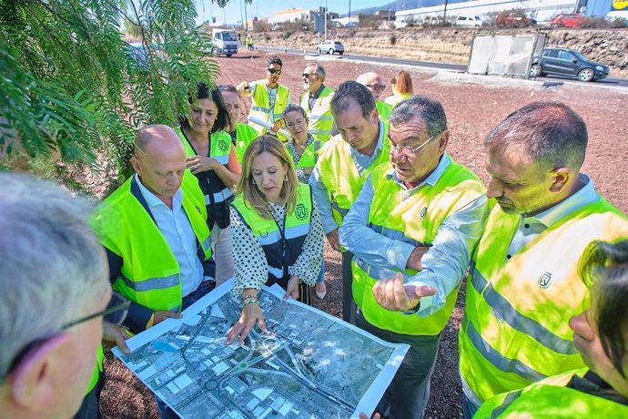 La presidenta del Cabildo de Tenerife, Rosa Dávila, en una visita al polígono industrial de Güímar