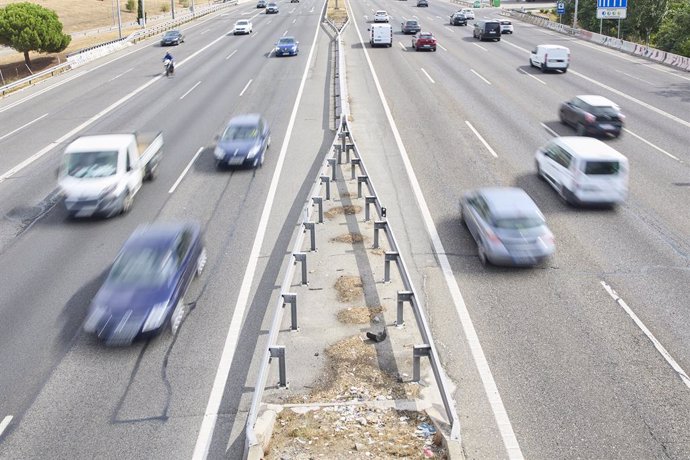 Archivo - Varios vehículos en la autovía A-3.