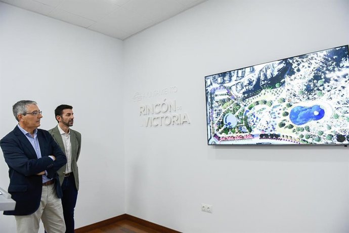 El alcalde, Francisco Salado, ha presentado el proyecto junto al edil de Urbanismo y Grandes Proyectos, Miguel Ángel Jiménez. Ambos han coincidido en denominarlo el mayor y más ambicioso proyecto de Rincón de la Victoria.