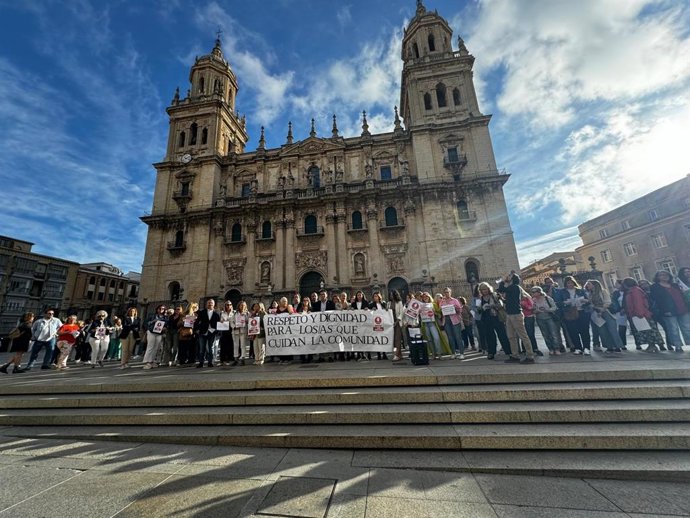 Concentración en la Plaza de Santa Maria convocada por el personal de los Servicios Sociales