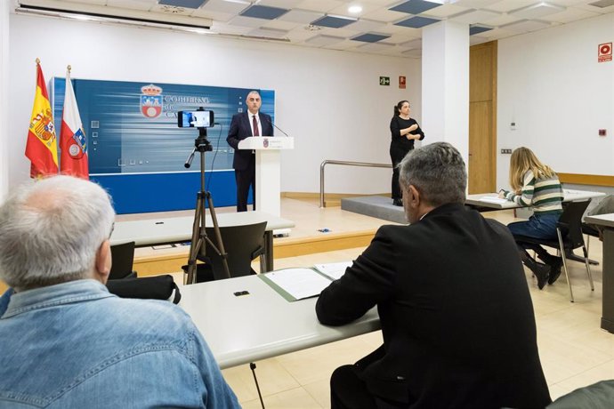 El consejero de Fomento, Vivienda, Ordenación del Territorio y Medio Ambiente, Roberto Media, informa, en rueda de prensa, sobre ayudas a la accesibilidad.