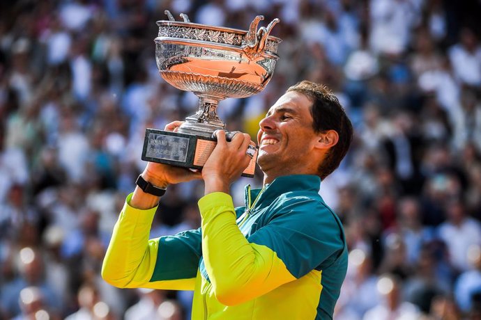 Archivo - 05 June 2022, France, Paris: Spanish tennis player Rafael Nadal celebrates with the trophy "La Coupe des Mousquetaires" after defeating Norway's Casper Ruud in the men's singles final match of the French Open Grand Slam tournament. Photo: Matthi