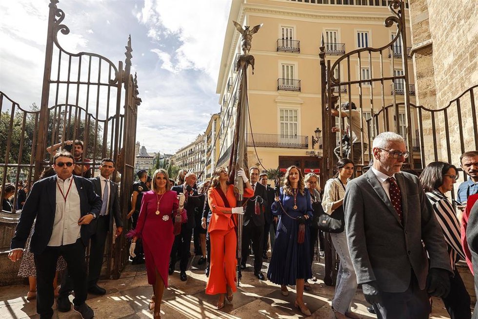 La alcaldesa de Valncia, María José Catalá, porta la Senyera en la Procesión Cívica del 9 d'Octubre en el momento de acceder a la Catedral