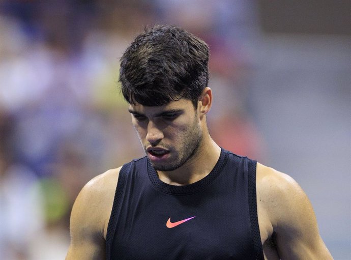 Archivo - August 29, 2024, Flushing Meadows, New York, USA: Carlos Alcaraz reacts returns to the base line on the final point of the match on Day 4 against Botic van de Zandschulp in the 2024 US Open held at the USTA Billie Jean King National Tennis Cente