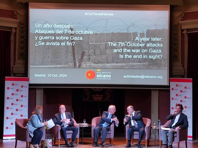 El ex primer ministro de Israel Ehud Olmert (2i) y el exministro de Exteriores palestino Naser al Kidwa (2d) durante un acto en el Ateneo de Madrid organizado por el Real Instituto Elcano