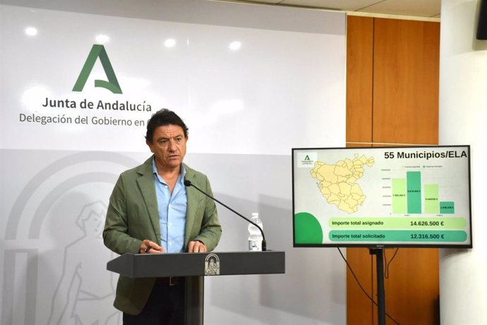 El delegado de Empleo de la Junta en Cádiz, Daniel Sánchez, en rueda de prensa.