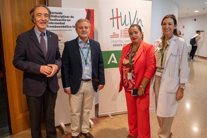 El delegado de Salud y Consumo, Indalecio Sánchez, junto al organizador del evento y a las directivas del centro hospitalario.