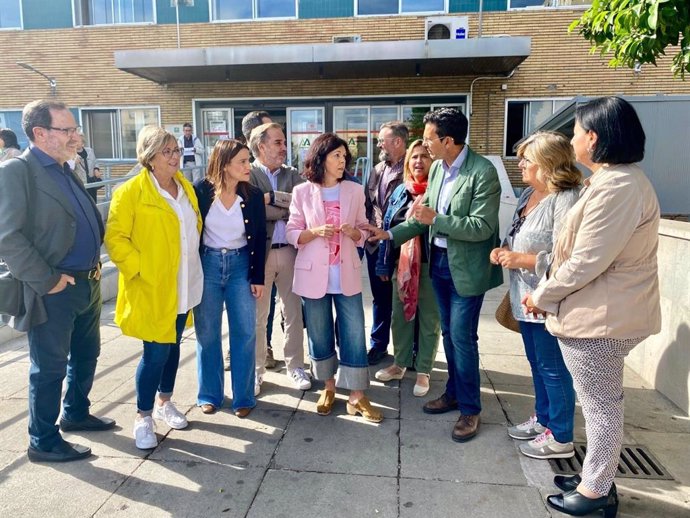 La portavoz de Salud del Grupo Socialista en el Parlamento andaluz, María Ángeles Prieto, en una atención a medios ante el centro de salud Zaidín Centro de Granada.