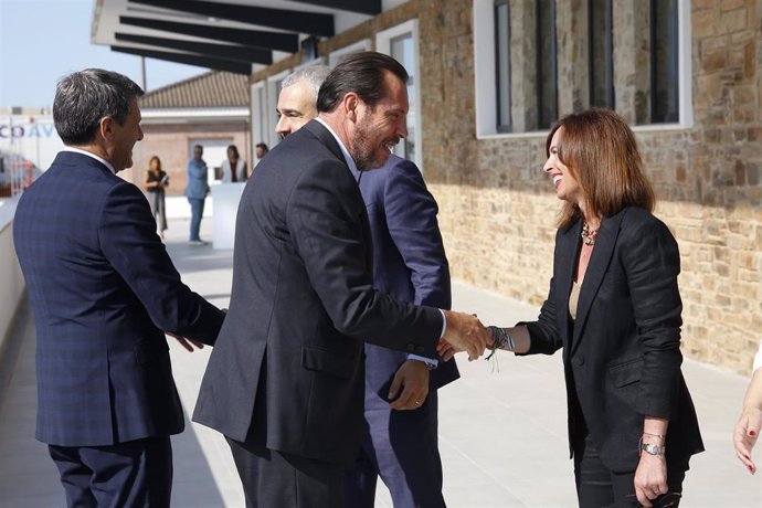 Archivo - El ministro de Transportes y Movilidad Sostenible, Óscar Puente; y la consejera de Fomento, Articulación del Territorio y Vivienda, Rocío Díaz, durante la visita al Aeropuerto de Córdoba. Imagen de archivo. 