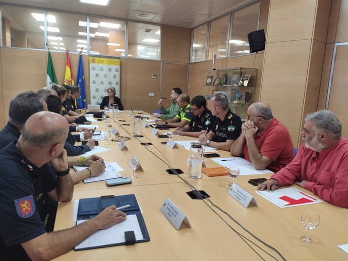 La subdelegada del Gobierno de España en Cádiz, Blanca Flores, preside la reunión de coordinación del operativo de seguridad que se va a poner en marcha por la celebración el sábado 12 de octubre del partido de fútbol entre el Cádiz CF y Málaga CF.