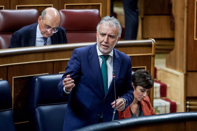 El ministro de Política Territorial, Ángel Víctor Torres, interviene durante una sesión de control al Gobierno, en el Congreso de los Diputados.