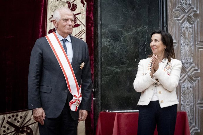 El alto representante de la Unión Europea para Asuntos Exteriores y Política de Seguridad y vicepresidente de la Comisión Europea, Josep Borrell, y la ministra de Defensa, Margarita Robles, durante el Acto de Imposición de la Gran Cruz al Mérito Aeronáu
