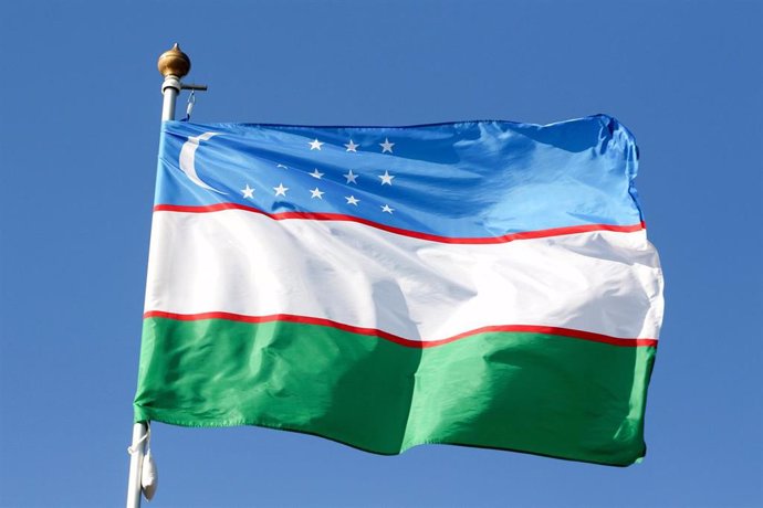 Archivo - Bandera de Uzbekistán en la ciudad rusa de San Petersburgo (archivo)