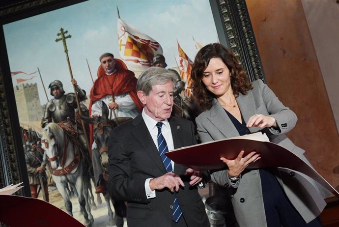 La presidenta de la Comunidad de Madrid, Isabel Díaz Ayuso, ha presentado este jueves en el Ayuntamiento de Alcalá de Henares la última obra del pintor Augusto Ferrer-Dalmau, dedicada al Cardenal Cisneros.