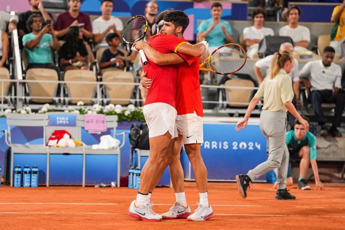 Archivo - Rafael Nadal y Carlos Alcaraz se abrazan tras una victoria en Paris 2024