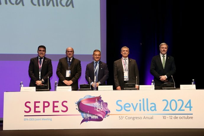 De izquierda a derecha, los doctores Rafael Flores, Rafael Martínez, Guillermo Pradíes, Francisco José García y Javier Fernández durante la rueda de prensa de inauguración del congreso.