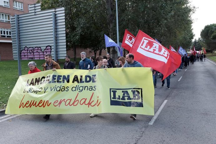 Manifestación del sindicato LAB en Burlada.