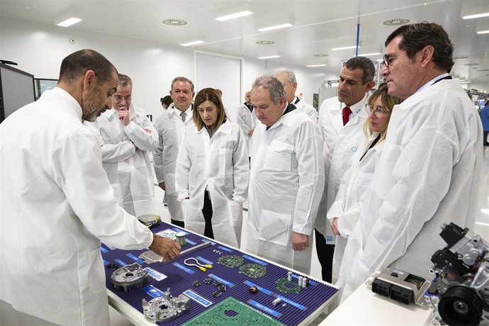 (I-D) La presidenta de Cantabria, María José Sáenz de Buruaga; el ministro de Industria, Jordi Hereu; y el presidente de CEOE, Antonio Garamendi, visitan la nueva sala de electrónica de SEG Automotive.