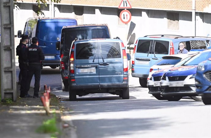 Agentes de la Ertzaintza en la operación tras la reyerta mortal en Burtzeña, en Barakaldo (Bizkaia)