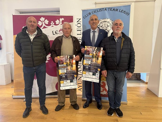 El concejal de Deportes posa junto a los organizadores de la I Marcha Cicloturista de Otoño de León.